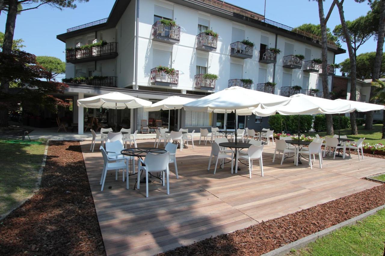 Hotel Laura Bibione Exterior photo