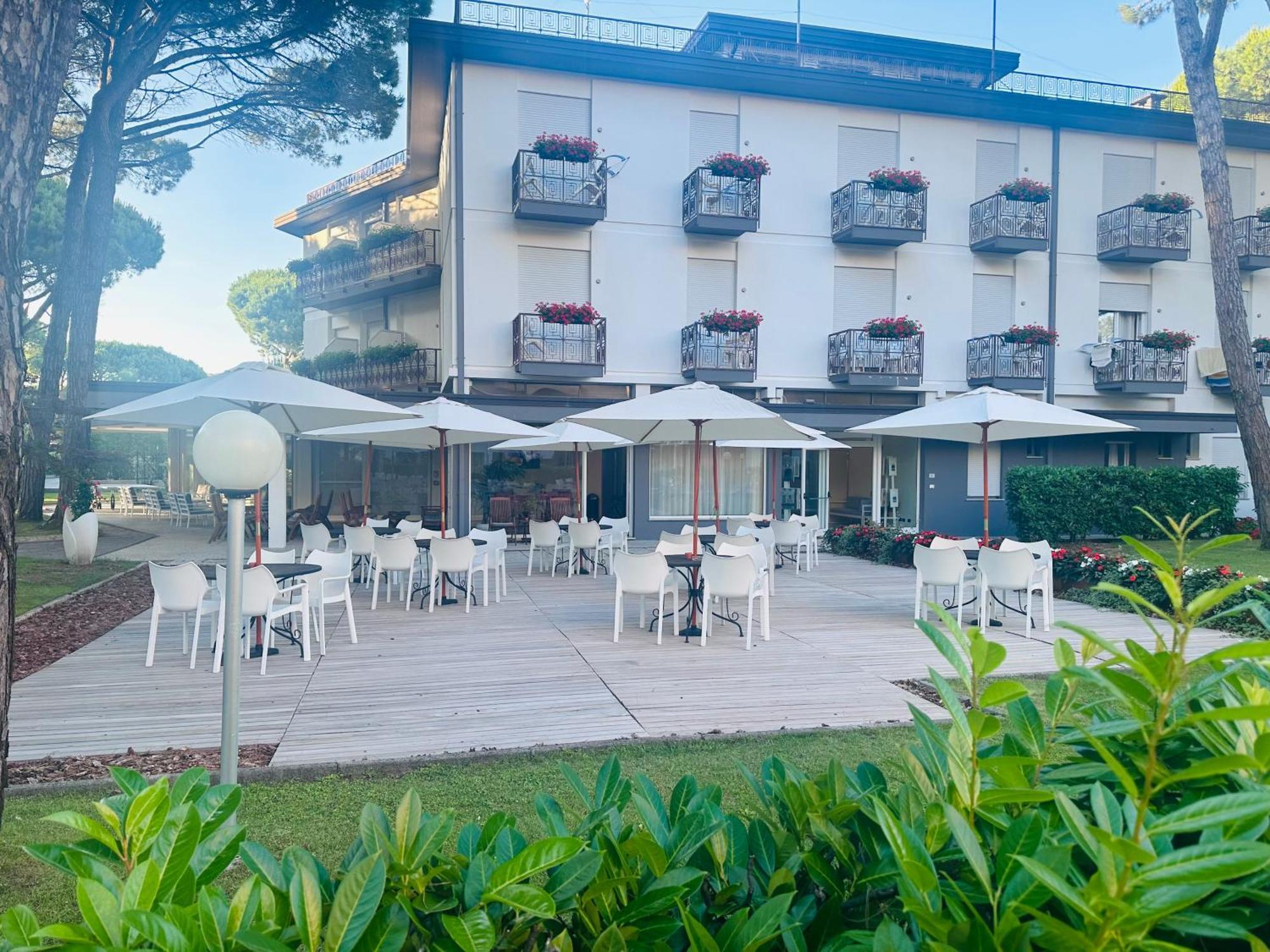 Hotel Laura Bibione Exterior photo