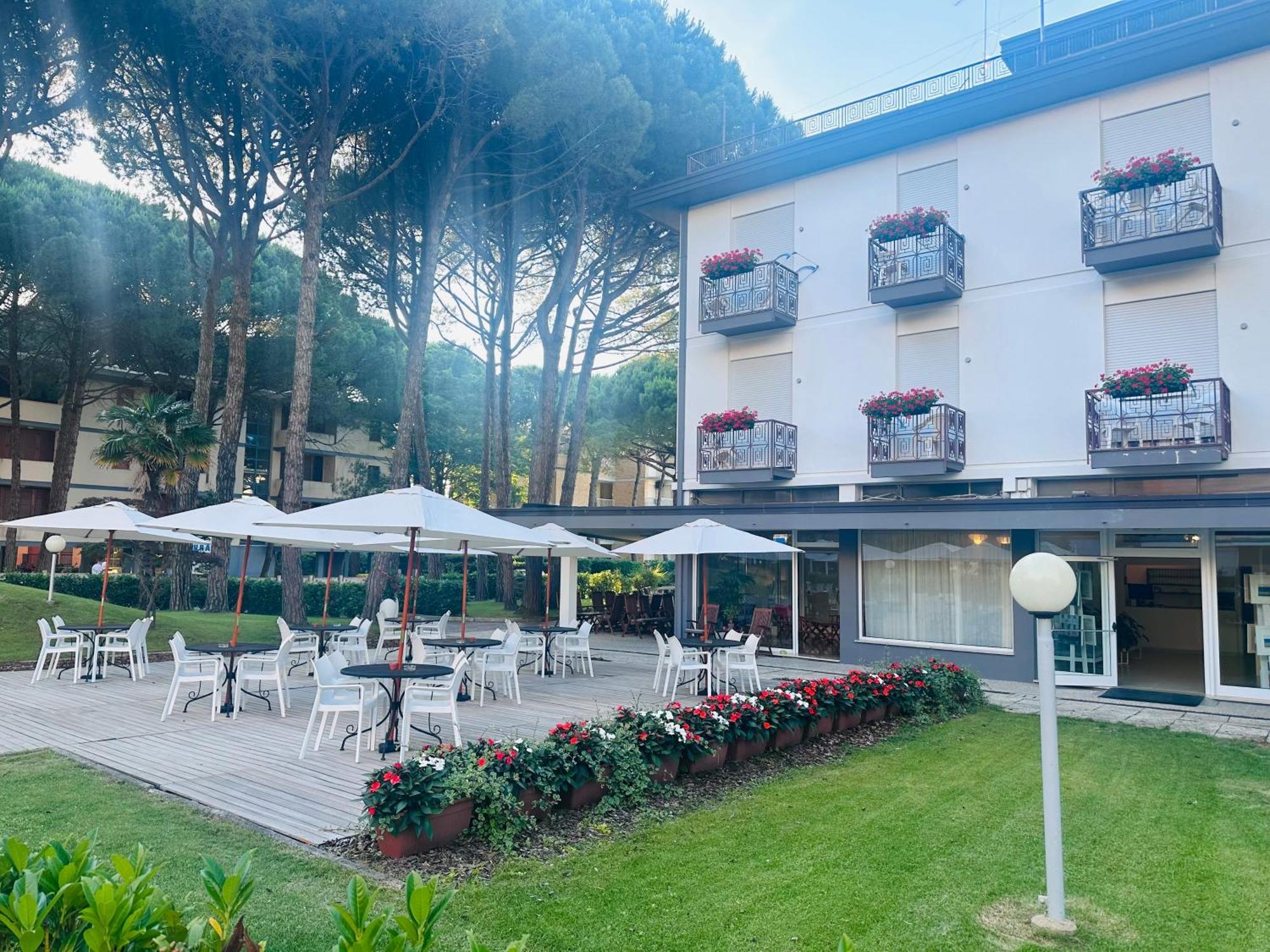 Hotel Laura Bibione Exterior photo