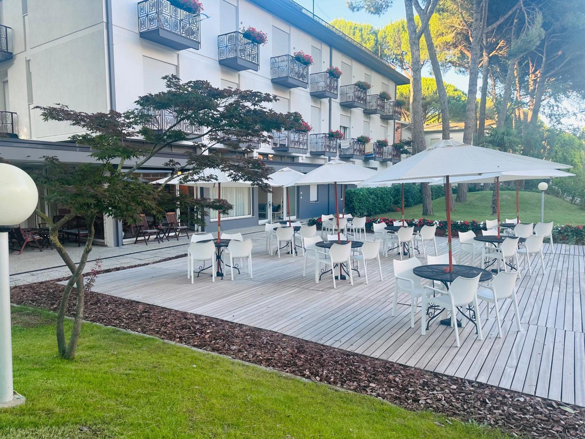 Hotel Laura Bibione Exterior photo